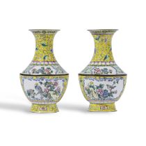 Chine. Paire de petits vases de forme balustre en m&#233;tal &#224; d&#233;cor d'&#233;maux.