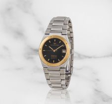 IWC. A stainless steel and 18K gold automatic calendar bracelet watch IWC. Montre bracelet en or...