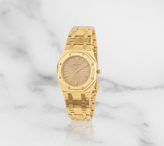 Audemars Piguet. A lady's 18K gold quartz bracelet watch Audemars Piguet. Montre bracelet de dam...