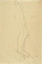 GUSTAV KLIMT (1862-1918) M&#228;dchenakt nach links, das linke Knie aufgest&#252;tzt (Executed i...