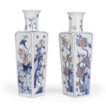 GRAND VASE EN PORCELAINE BLEU BLANC ET ROUGE DE CUIVRE &#201;poque Kangxi (1662-1722)