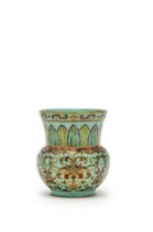 CRACHOIR EN PORCELAINE DE LA FAMILLE ROSE SUR FOND TURQUOISE &#201;poque Qianlong (1736-1795)/Ji...