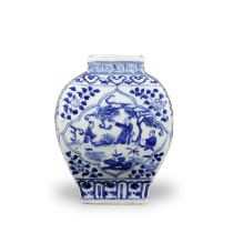 RARE VASE EN PORCELAINE BLEU BLANC &#201;poque Jiajing (1521-1567)