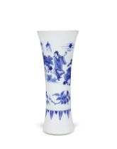 PETIT VASE EN PORCELAINE BLEU BLANC &#201;poque Chongzhen (1628-1644)