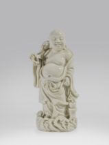 PETITE STATUETTE DE BUDAI EN PORCELAINE DEHUA XVIIIe si&#232;cle