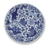 GRANDE ASSIETTE EN PORCELAINE BLEU BLANC &#201;poque Kangxi (1662-1722)