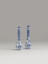 RARE PAIRE DE MANCHES DE PINCEAUX EN PORCELAINE BLEU BLANC &#201;poque Kangxi (1662-1722) (2)