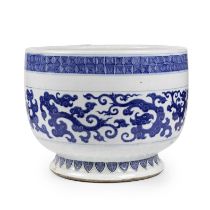 IMPORTANTE JARDINI&#200;RE EN PORCELAINE BLEU BLANC D&#233;but de l'&#233;poque Kangxi (1662-172...