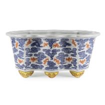 RARE JARDINI&#200;RE EN PORCELAINE BLEU BLANC ET ROUGE DE FER XIX&#232;me si&#232;cle