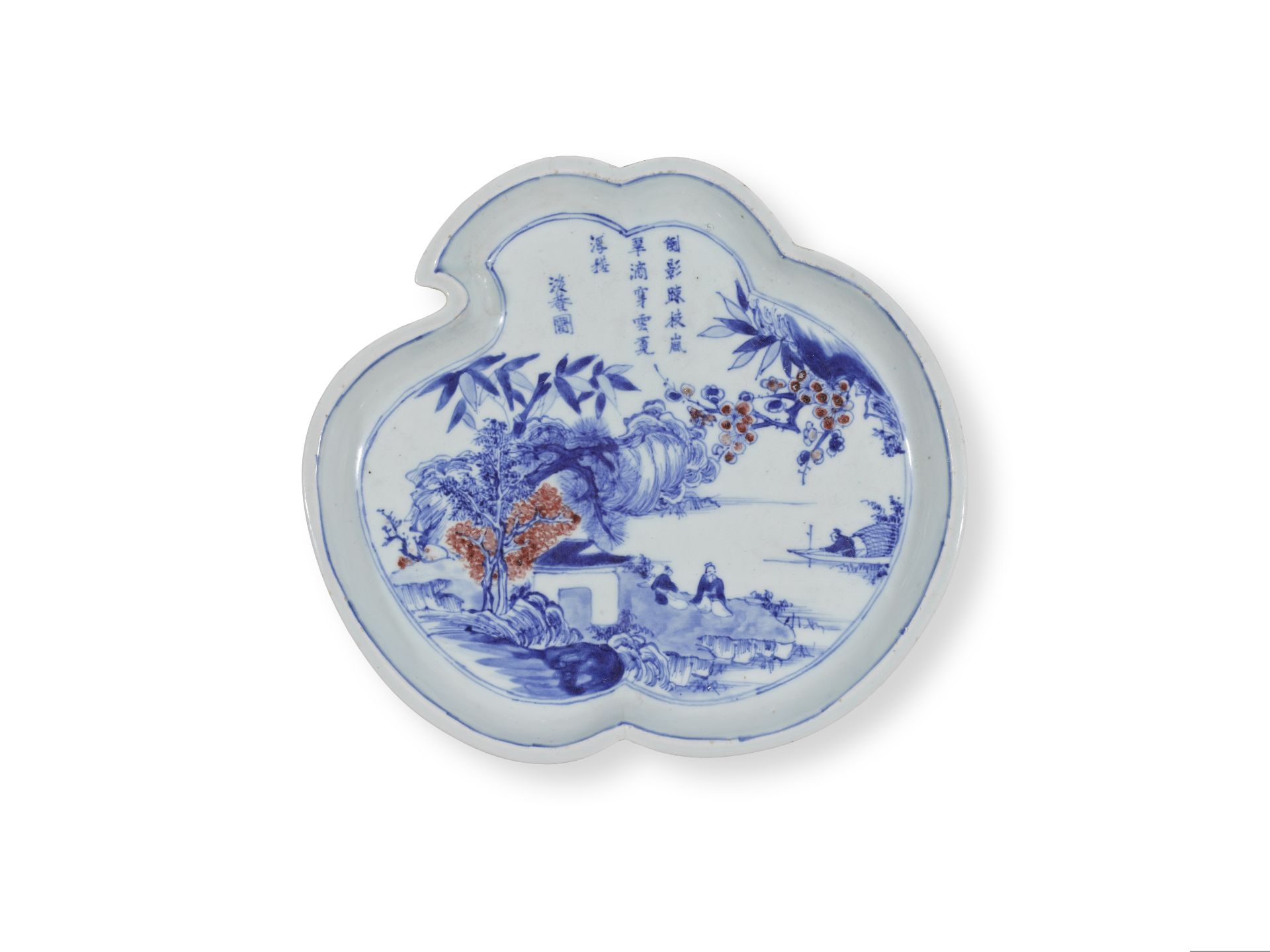 ASSIETTE EN PORCELAINE BLEU BLANC ET ROUGE DE CUIVRE D&#233;but de l'&#233;poque Kangxi (1662-1722)