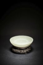 RARE ASSIETTE EN VERRE BLANC Marque et &#233;poque Qianlong (1736-1795) (2)