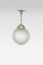 MULLER FRERES LUNEVILLE. Plafonnier boule Style Art D&#233;co, circa 1920. En verre moul&#233;-p...