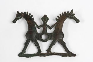 UN APPUIE-JOUE DE MORS DE CHEVAL EN BRONZE DU LURISTAN