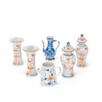 A CHINESE IMARI PART GARNITURE AND TWO EWERS Kangxi (8)