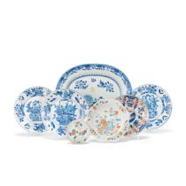 A GROUP OF BLUE AND WHITE AND FAMILLE ROSE DISHES 17th/18th century (7)