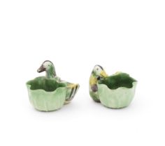 A FINE PAIR OF FAMILLE VERTE 'DUCK AND LOTUS' WATER DROPPERS Kangxi (2)