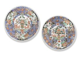 A PAIR OF VERTE-IMARI FIGURAL DISHES Kangxi (2)