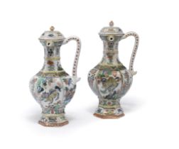 A PAIR OF FAMILLE VERTE PUZZLE JUGS AND COVERS Kangxi (4)