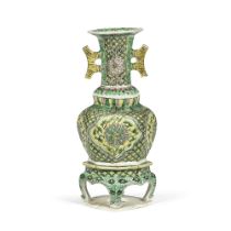 A RARE FAMILLE VERTE LOBED VASE AND STAND Kangxi (2)