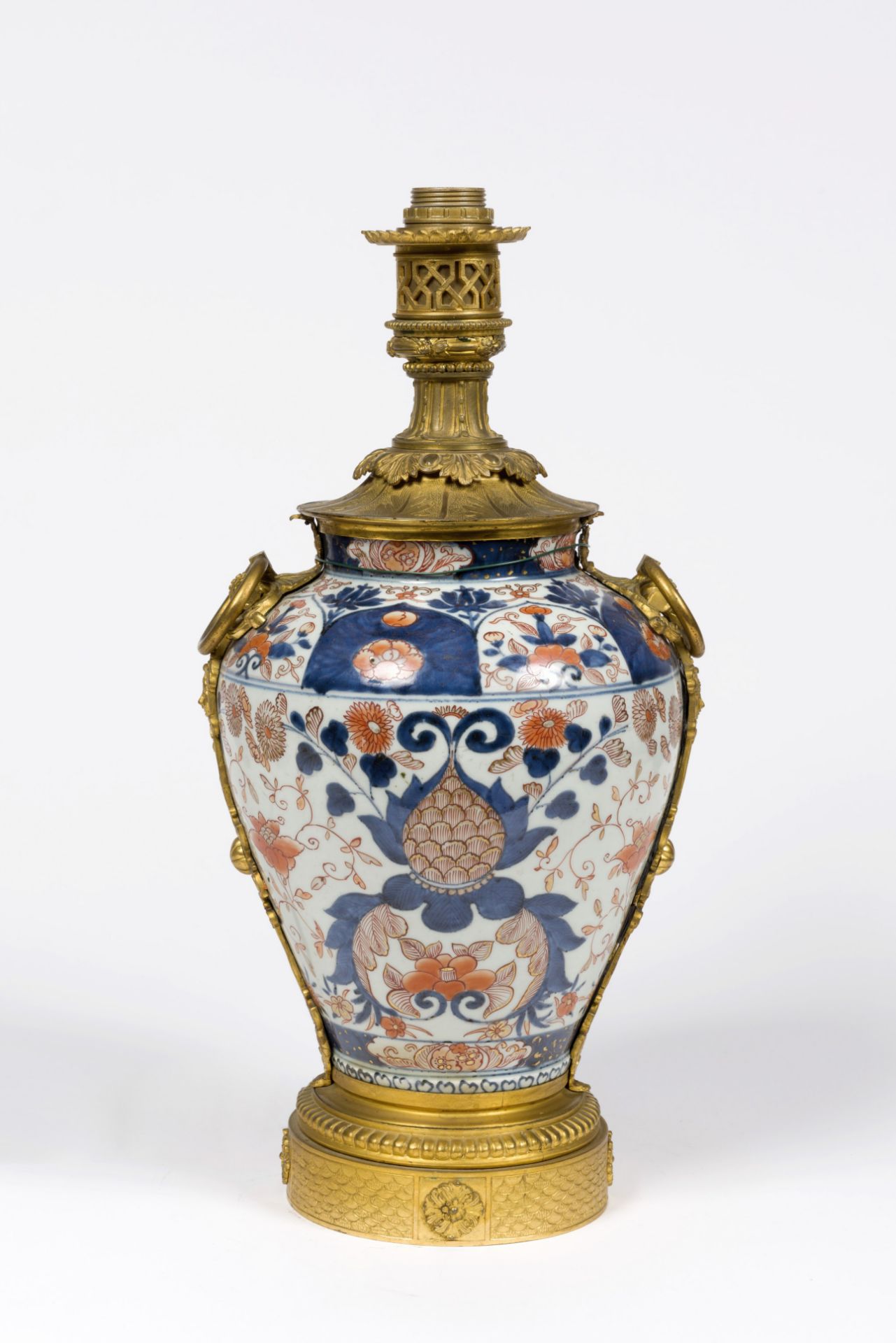 JAPON. Vase balustre en porcelaine. Epoque Edo, 18e si&#232;cle