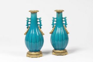 Paire de vases en porcelaine &#224; gla&#231;ure turquoise, 18e si&#232;cle