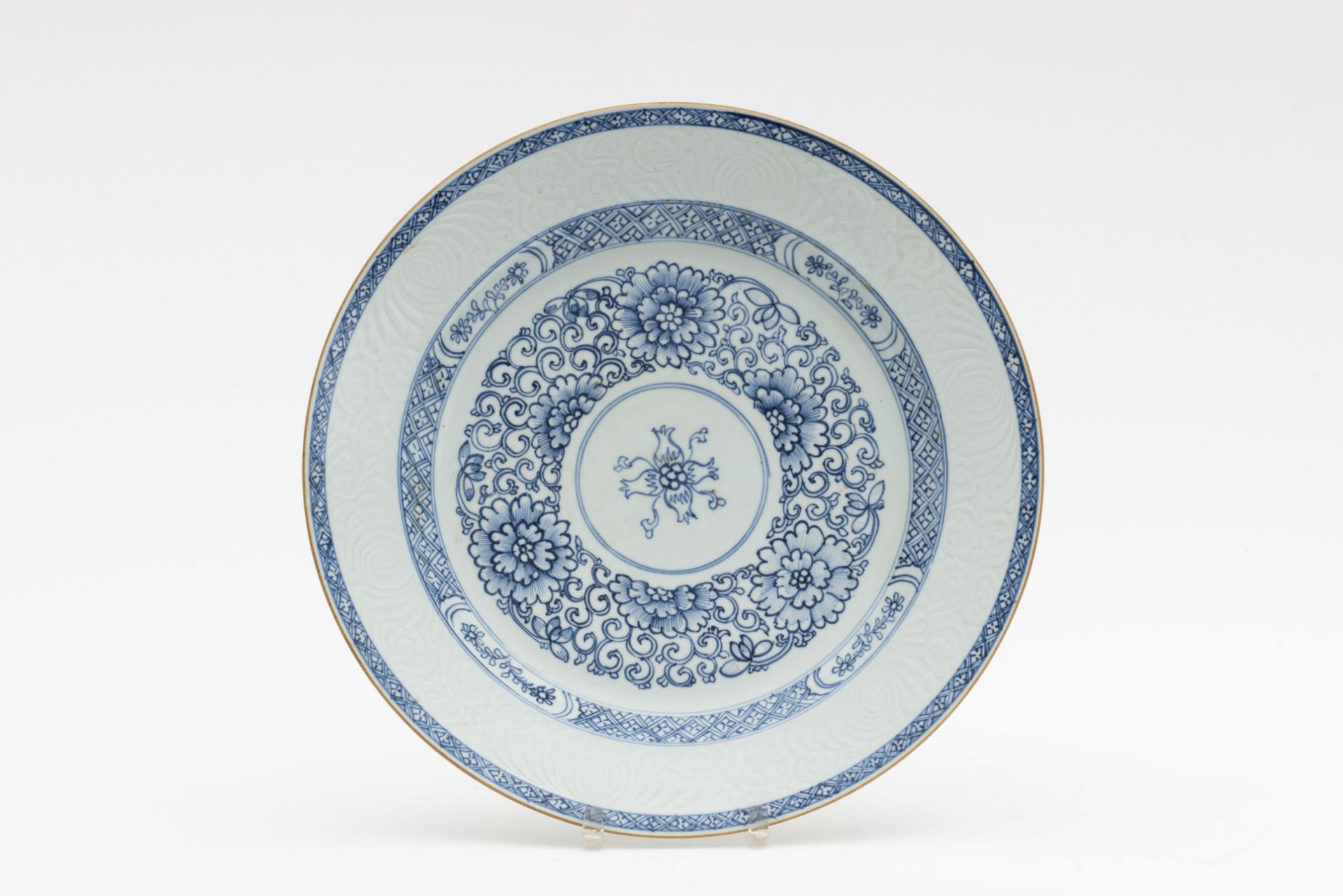 CHINE. Grand plat en porcelaine &#224; d&#233;cor bleu et blanc et anhua. Epoque Kangxi (1662-1722)