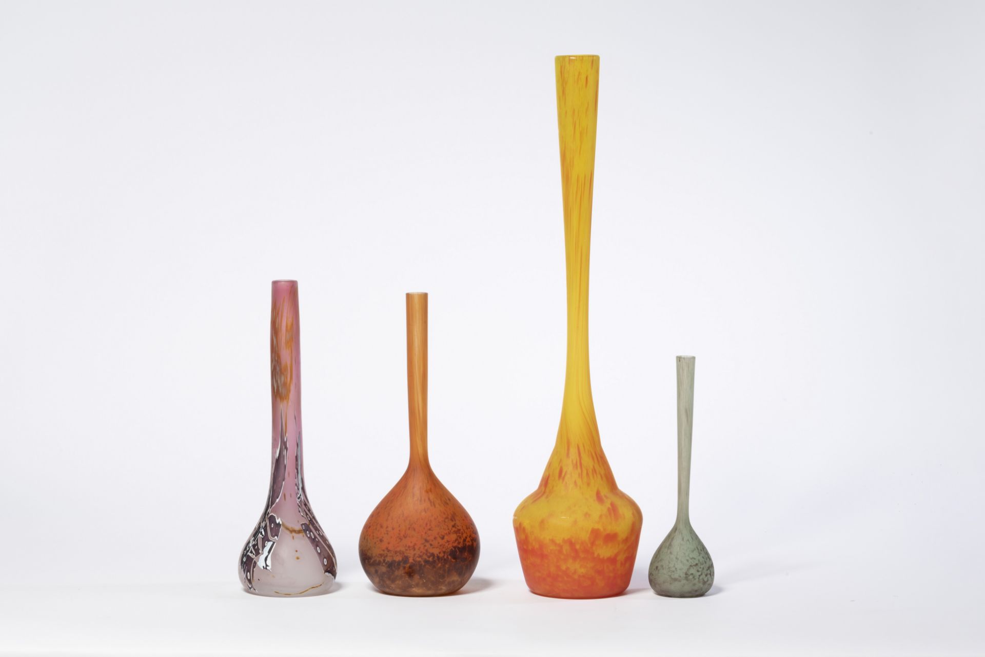 LOUIS LELOUP (n&#233; en 1929) et ANONYMES Suite de quatre vases Berluze en verre marmor&#233;en