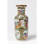 CHINE. Vase rouleau en porcelaine de Canton. D&#233;but du 20e si&#232;cle