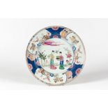 CHINE. Grand plat en porcelaine. Epoque Yongzheng (1723-1735)