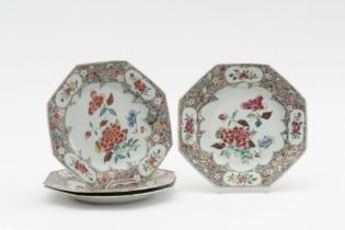 CHINE. Quatre assiettes en porcelaine. Epoque Yongzheng (1723-1735)