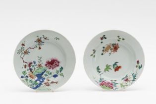 CHINE. Suite de deux assiettes en porcelaine. Epoque Yongzheng (1723-1735)