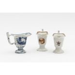 CHINE. Suite de trois pots &#224; lait en porcelaine. Epoque Qianlong (1736-1796)