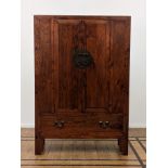 CHINE. Armoire de mariage en bois. 20e si&#232;cle