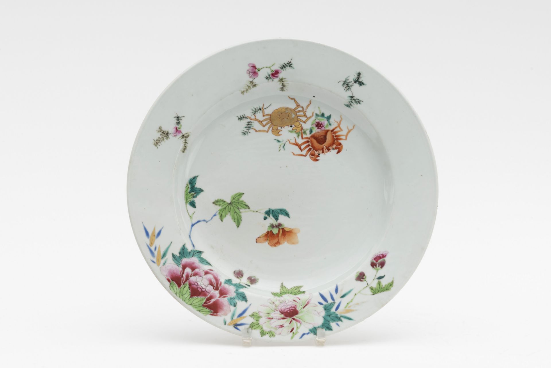 CHINE. Grand plat en porcelaine. Epoque Yongzheng (1723-1735)