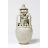 CHINE. Vase fun&#233;raire en c&#233;ladon. Dynastie Song du Sud, circa 1000 / 1100