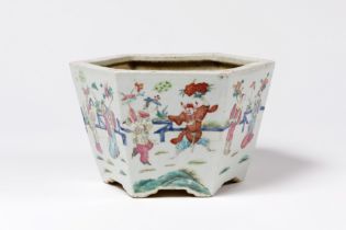 CHINE. Grande jardini&#232;re en porcelaine, 19e si&#232;cle.