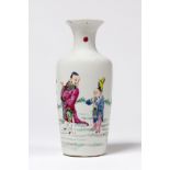 CHINE. Vase rouleau en porcelaine. Epoque Yongzheng (1723-1735)