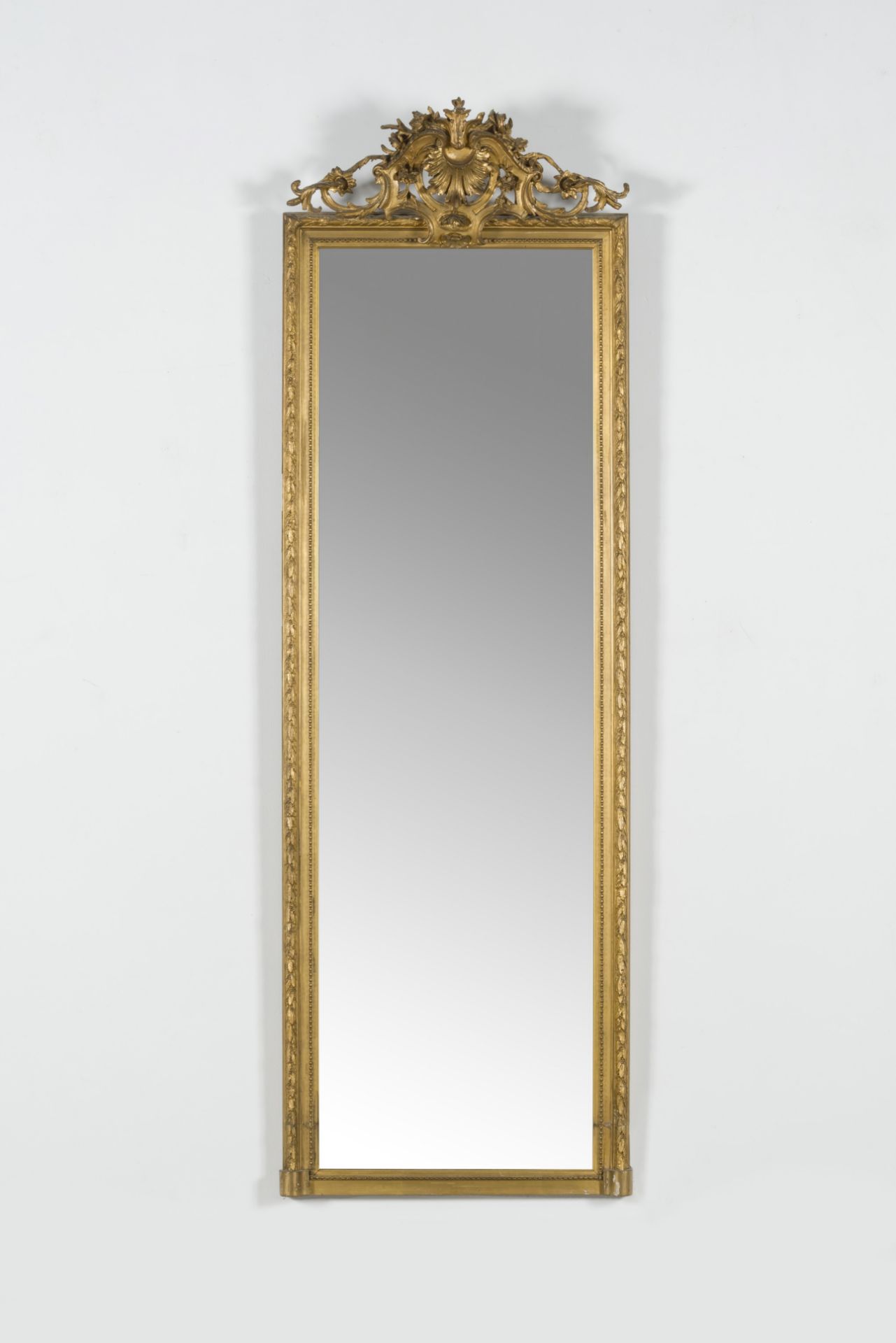 Suite de deux miroirs en bois dor&#233;. 19e si&#232;cle - Image 2 of 2