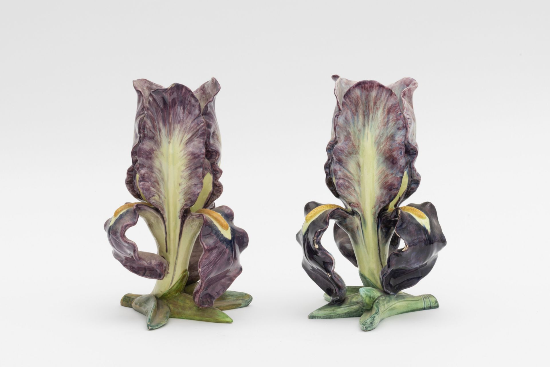 JEROME MASSIER (1850-1926) et DELPHIN MASSIER (1836-1907) Paire de vases aux iris en fa&#239;enc...