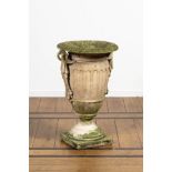 Vase de jardin en pierre reconstitu&#233;, 20e si&#232;cle