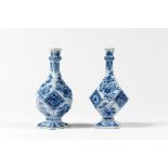 DELFT. Rare paire de vases bleu et blanc &#224; facettes. Marque en bleu SVE III pour Samuel Van...