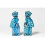 CHINE. Paire de larges chiens de F&#244; en porcelaine &#233;maill&#233; turquoise. 19e / 20e si...