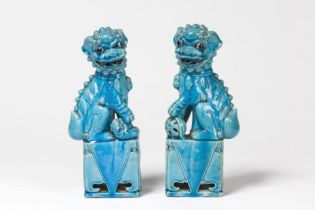 CHINE. Paire de larges chiens de F&#244; en porcelaine &#233;maill&#233; turquoise. 19e / 20e si...