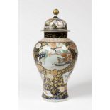 JAPON. Tr&#232;s grand vase couvert &#224; d&#233;cor Imari. Hizen, circa 1700 / 1720