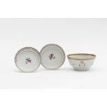 CHINE. Deux coupes et un bol en porcelaine de la Compagnie des Indes. Epoque Qianlong (1736-1795)