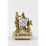 Pendule en bronze dor&#233; et marbre blanc. Style Louis XVI, 19e si&#232;cle