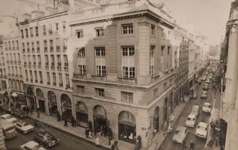 Raymond DEPARDON-GAMMA, circa 1960. Facade du 24 fg Saint Honor&#233;