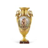 Grand vase &#224; double anse en porcelaine de Paris &#224; fond or, d&#233;but du 19e si&#232;c...