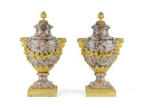 Paire de vases de de style Louis XVI en granit rose et ornementation de bronze dor&#233;, XIXe s...