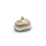 Sucrier couvert ovale en porcelaine de Meissen, monture en vermeil, circa 1725-30A Meissen silve...